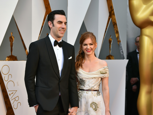 Herec Sacha Baron Cohen a jeho manželka Isla Fisher.