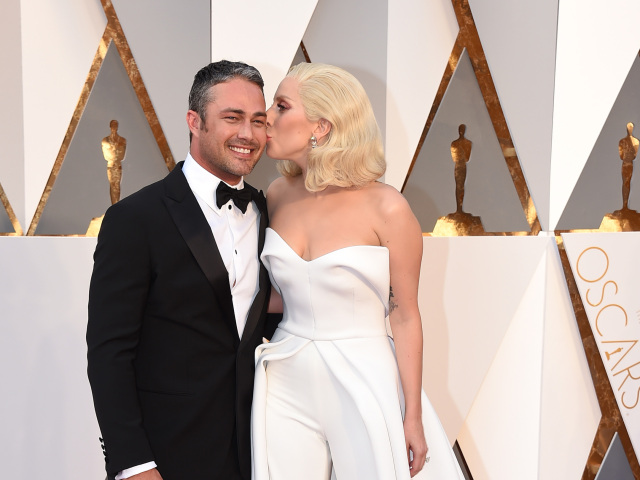 Herec Taylor Kinney a jeho partnerka - speváčka Lady Gaga.