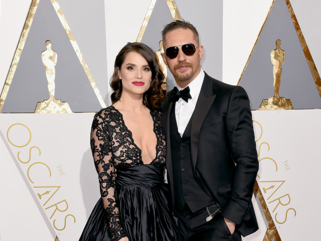 Herec Tom Hardy a jeho partnerka Charlotte Riley. 