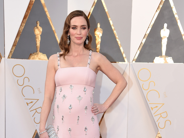Herečka Emily Blunt v kreácii Prada.