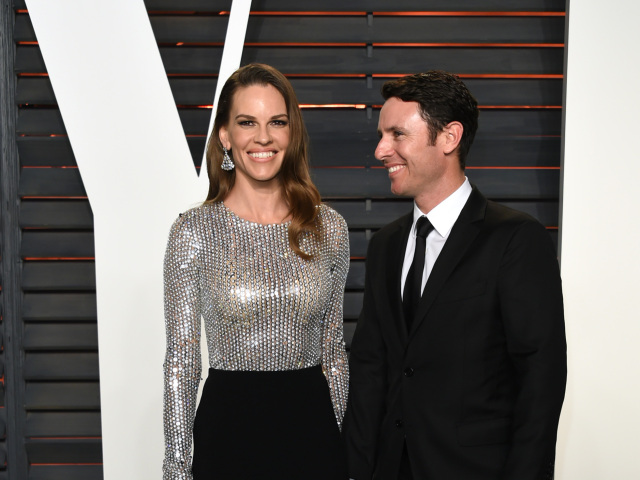 Herečka Hilary Swank v šatách Michael Kors a jej partner Ruben Torres.