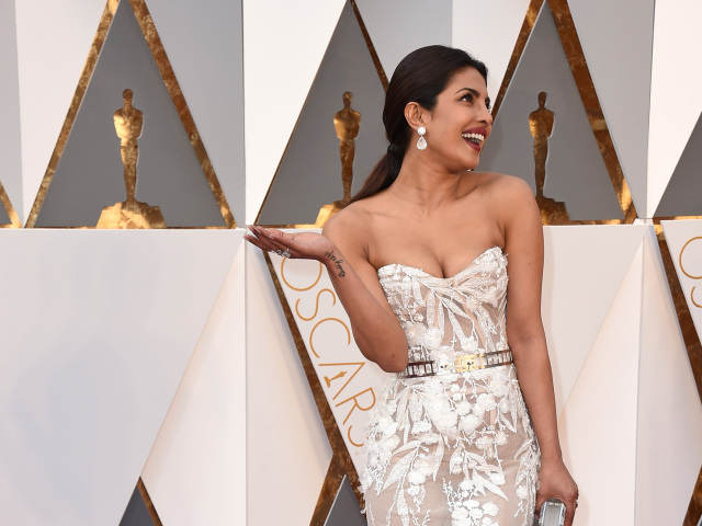 Indická herečka Priyanka Chopra v šatách od Zuhaira Murada. 