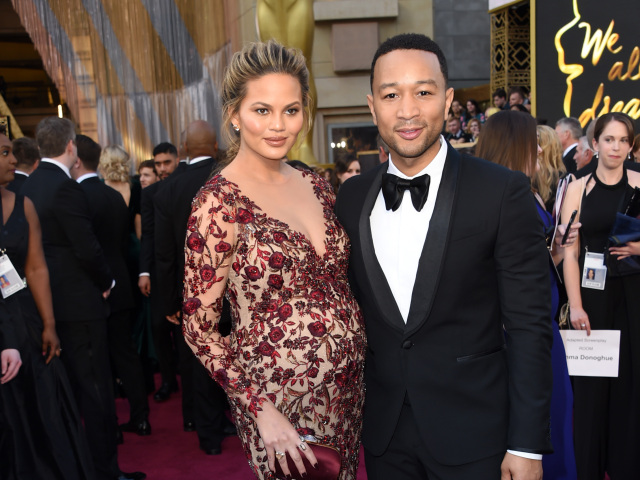 Modelka a moderátorka Chrissy Teigen a jej manžel John Legend.