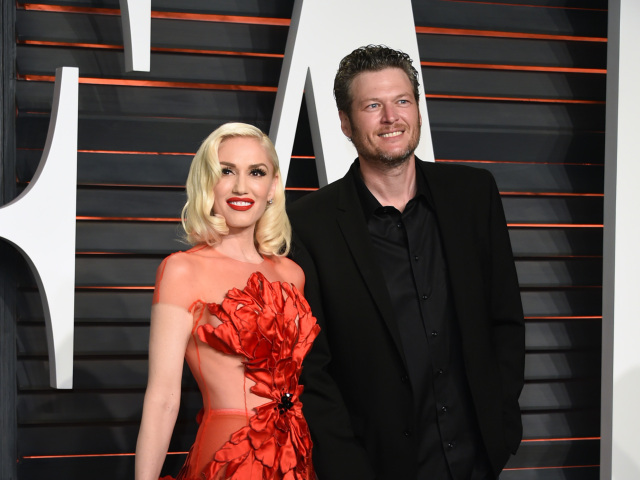 Speváčka Gwen Stefani prišla v šatách Yanina Couture po boku snúbenca Blakea Sheltona. 