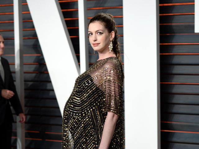 Tehotná herečka Anne Hathaway.