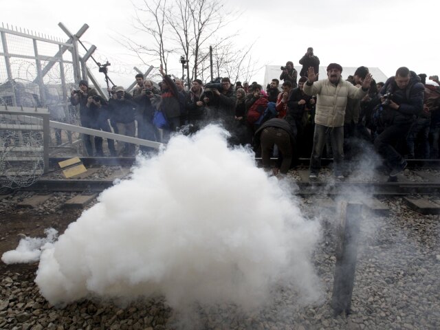 Idomeni, Grécko, Macedónsko, hranice, slzotvorný plyn, slzný plyn
