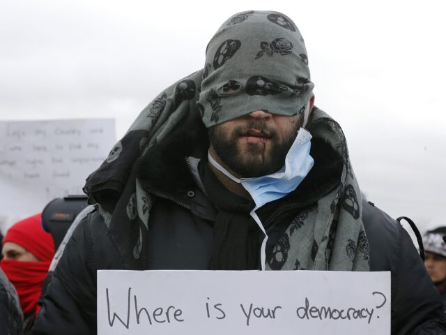 utečenci, migranti, calais, zašité ústa,