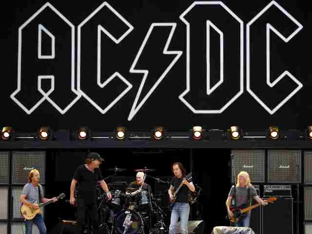 Členovia skupiny AC/DC zľava Stevie Young, Brian Johnson, Chris Slade, Angus Young a Cliff Williams počas skúšky v Sydney vlani v novembri.