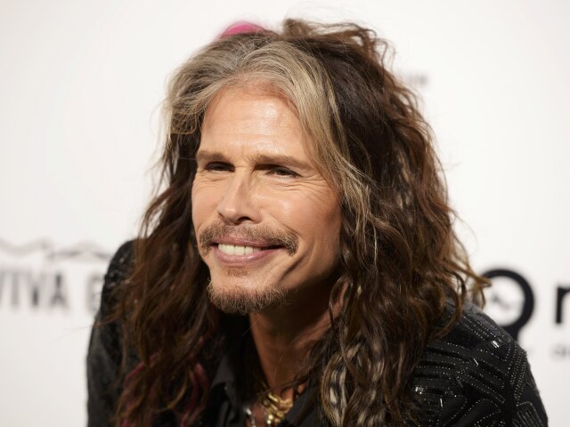 Hudobník Steven Tyler na párty Eltona Johna. 