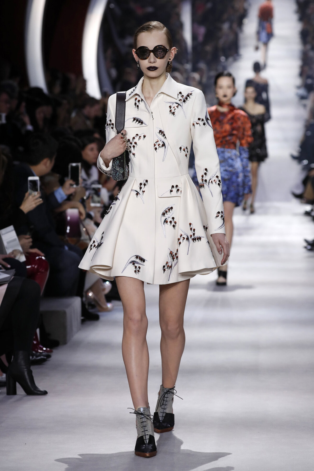 Modelka v kreácii Christian Dior - jeseň-zima 2016 - Paríž. 