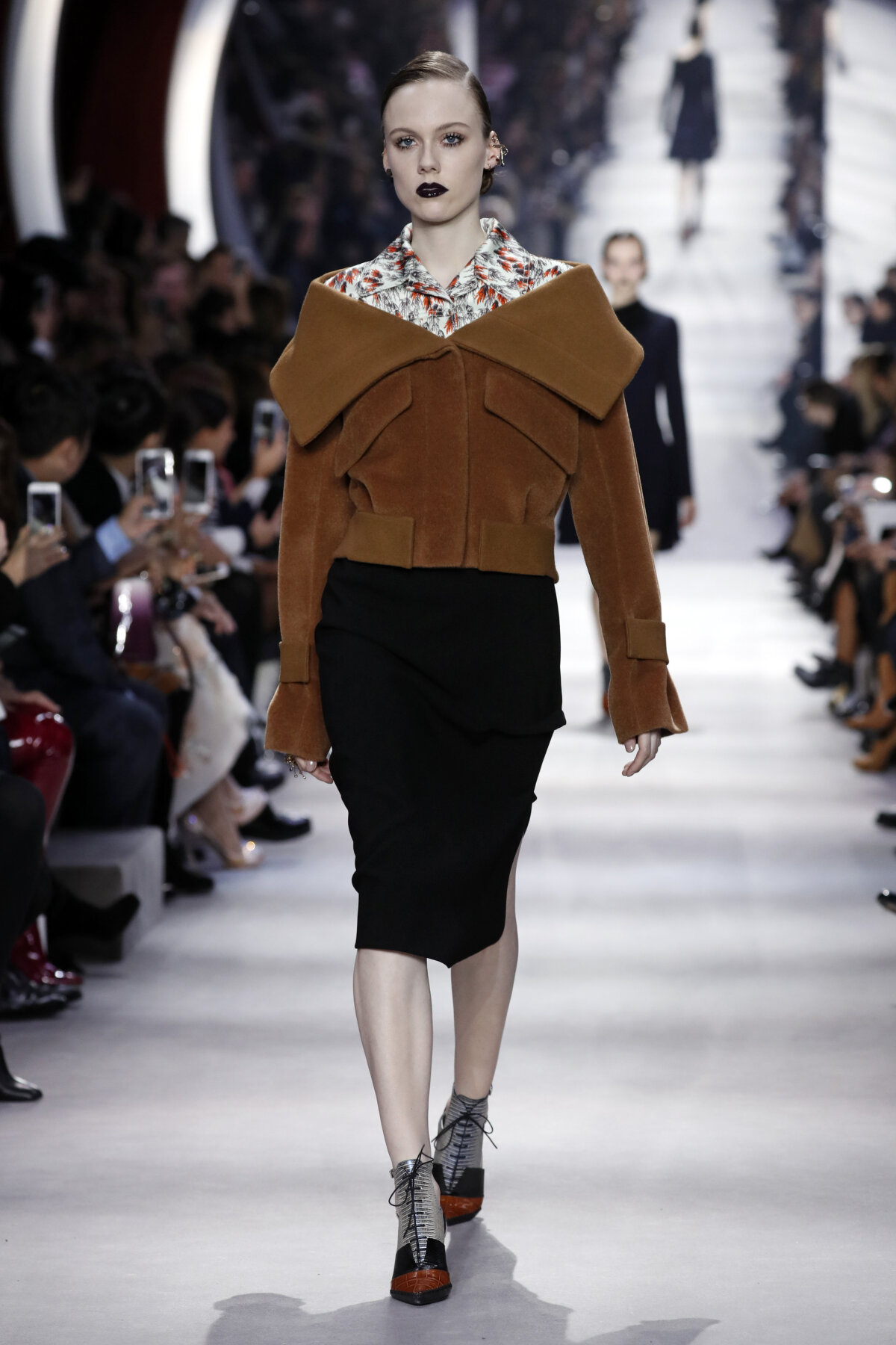 Modelka v kreácii Christian Dior - jeseň-zima 2016 - Paríž. 
