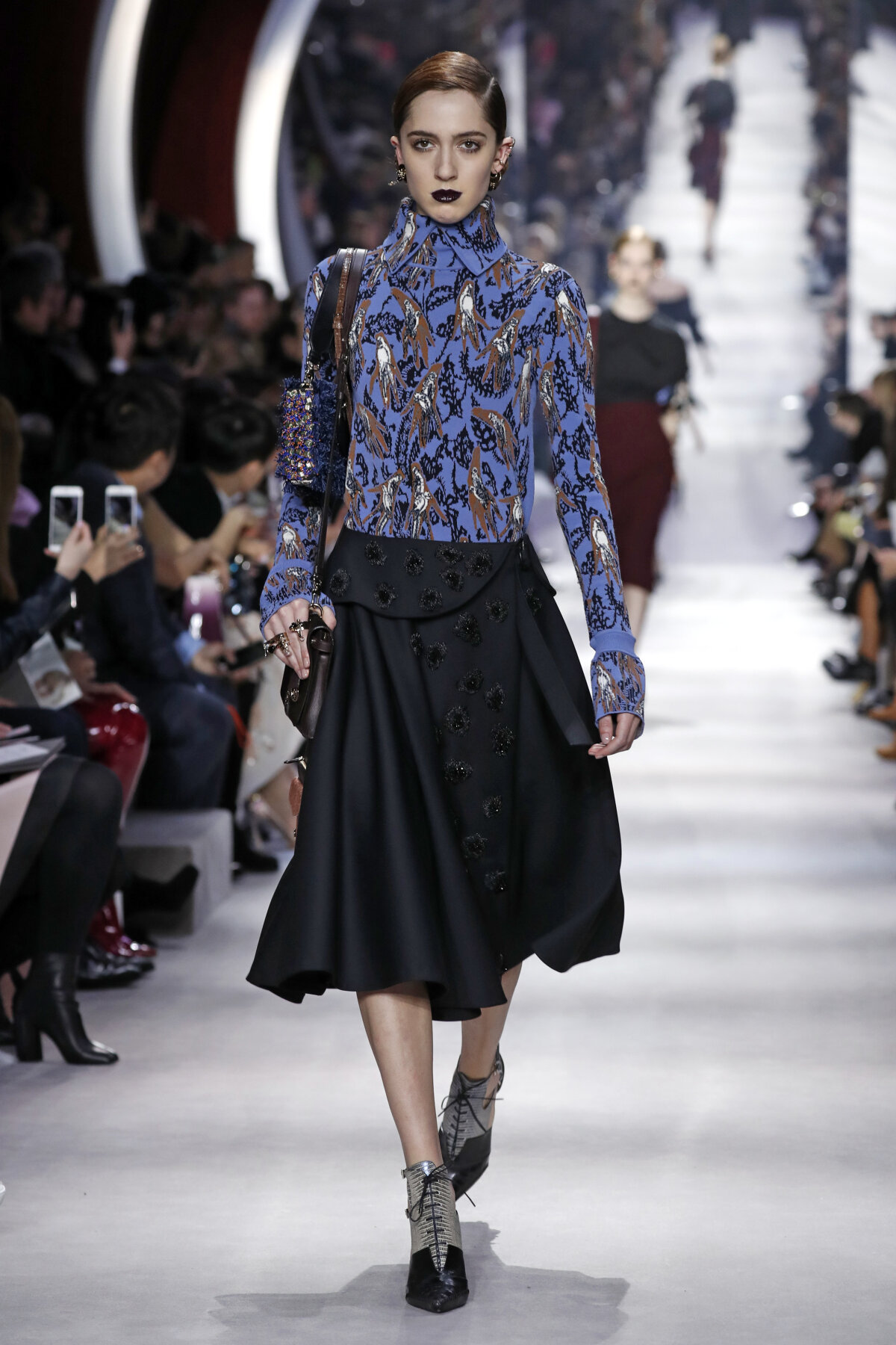 Modelka v kreácii Christian Dior - jeseň-zima 2016 - Paríž. 