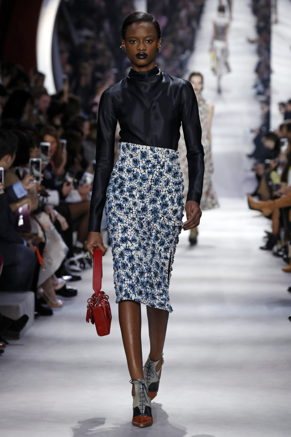 Modelka v kreácii Christian Dior - jeseň-zima 2016 - Paríž. 