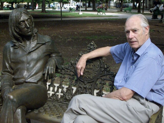 George Martin so sochou Johnna Lennona v roku 2002.