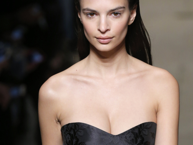 Modelka Emily Ratajkowski na prehliadke Miu Miu v Paríži. 