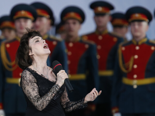 Mireille Mathieu často vystupuje v Rusku. Fotka je z roku 2012 z Červeného námestia.
