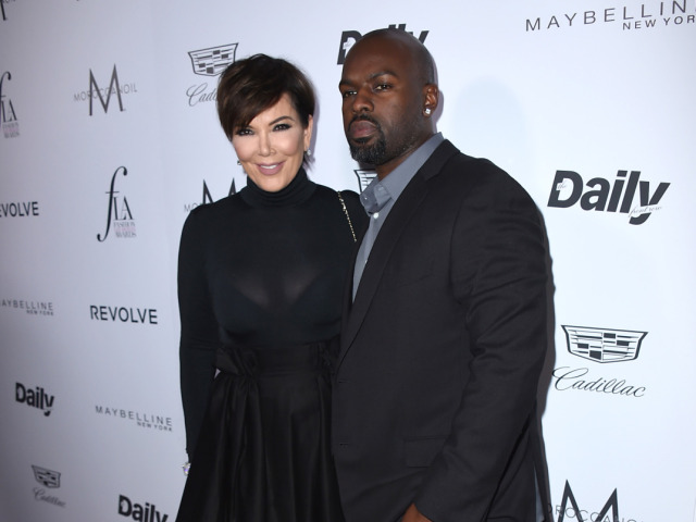 Televízna osobnosť Kris Jenner a jej partner Corey Gamble.