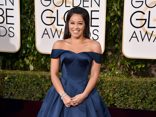 Gina Rodriguez v šatách od Zaca Posena