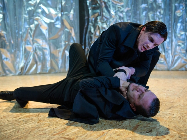 Marek Geišberg (Viktor) a Daniel Žulčák (Netvor) v inscenácii Frankenstein.