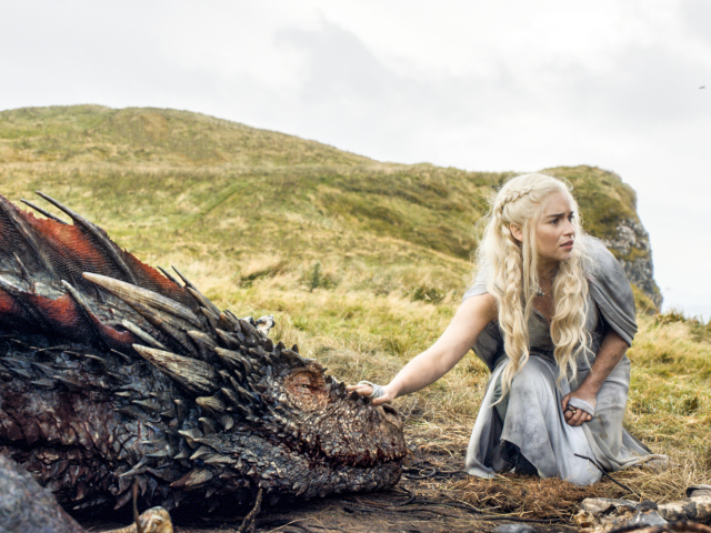 Herečka Emilia Clarke na zábere zo seriálu Hra o tróny.