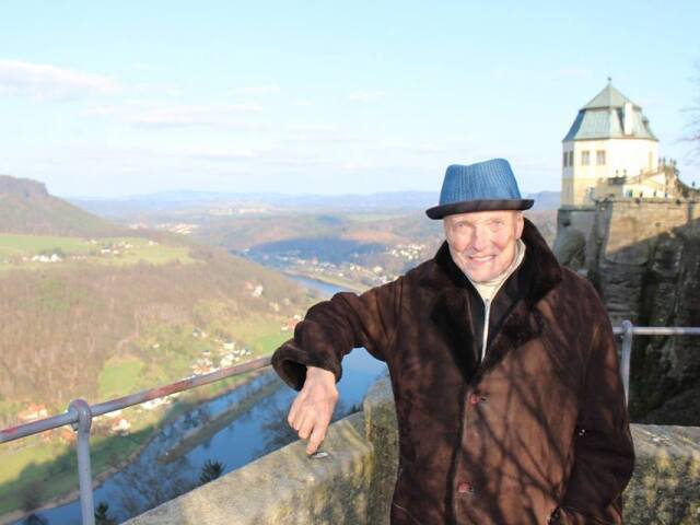 Spevák Karel Gott na zábere z Facebooku.