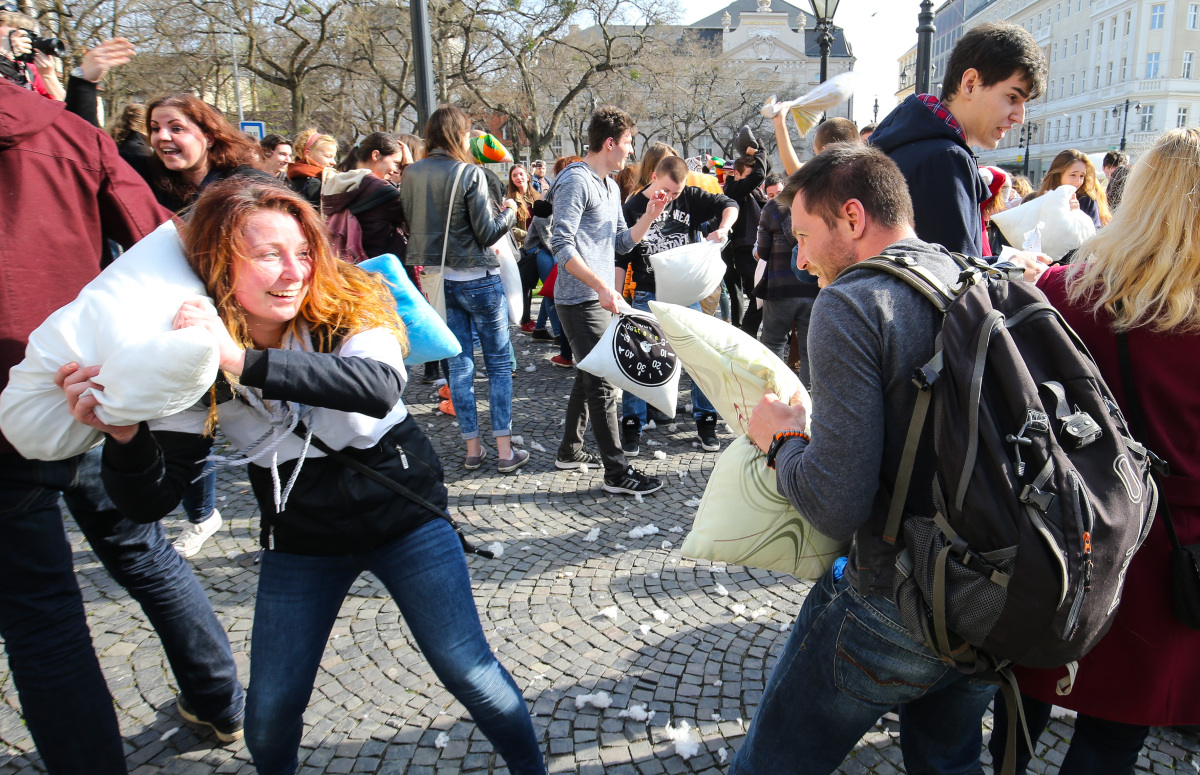 Bratislava, pillow fight day, vankúšová bitka