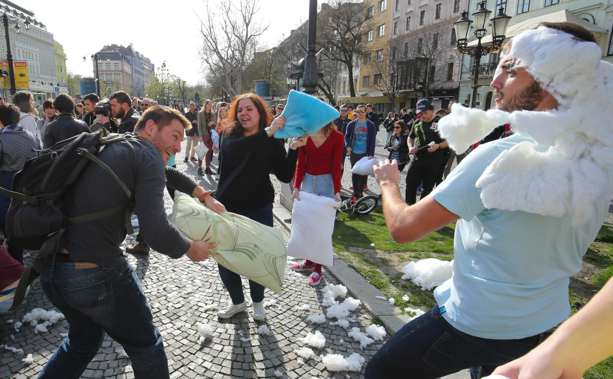 Bratislava pillow fight day, vankúšová bitka