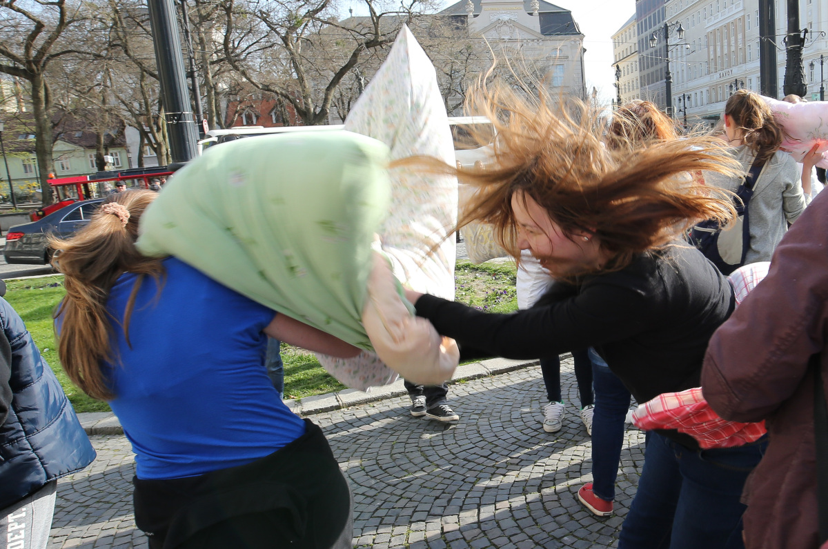 Bratislava pillow fight day, vankúšová bitka
