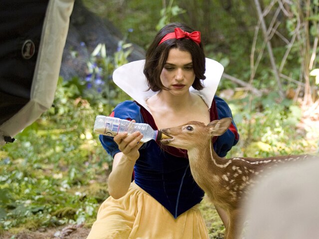 Do úlohy Snehulienky sa kvôli fotografovaniu pred niekoľkými rokmi prevtelila aj Rachel Weisz.