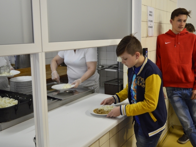 jedáleň, výdajné okienko, obed, stravník, žiak, školská jedáleň