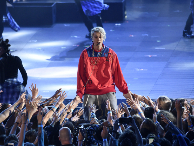 Spevák Justin Bieber predviedol skladbu Love Yourself. 