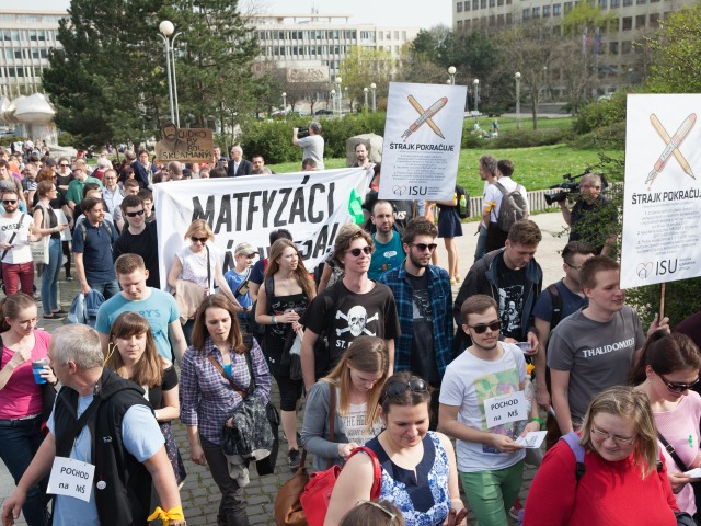 pochod, učitelia, protest