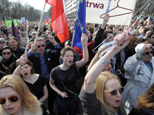 poľsko, protest, demonštrácia, zákaz potratov, vešiaky,