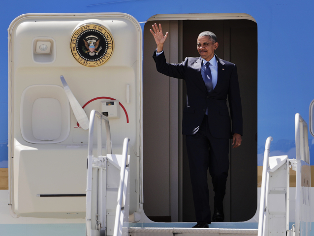 Barack Obama, lietadlo, letisko Hartsfield-Jackson Atlanta International Airport, mávanie, pozdrav