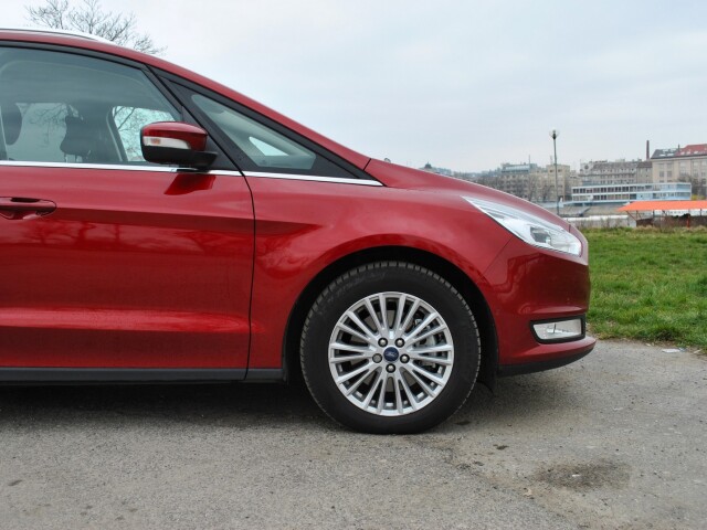 Automobil pri pohľade z vonkajšej strany pôsobí mohutne.