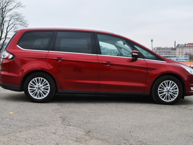 Automobil už na pohľad pojme do svojich útrob mnoho.