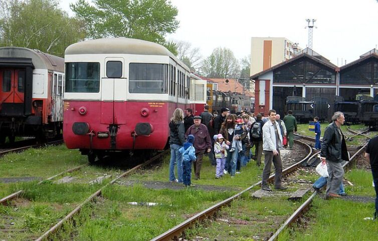 vlak, parký deň,