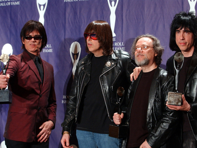 Členovia skupiny Ramones na archívnej fotografii z roku 2012. Zľava Dee Dee, Johnny, Tommy a Marky Ramone.