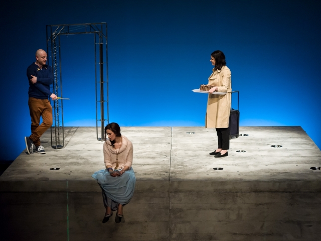 Ľuboš Kostelný (Peter), Adela Mojžišová (Jana) a Zuzana Fialová (Eva) v intímnej dráme Construct your life.
