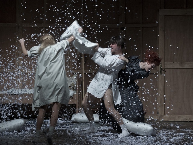 Táňa Pauhofová (Fanny), Daniel Fischer (Alexander) a Dominika Kavaschová (pestúnka Maja) v Amslerovej inscenácii Fanny a Alexander.