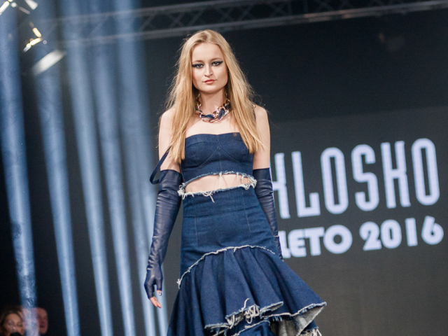 Modelka v denimovej kreácii od Fera Mikloška. 