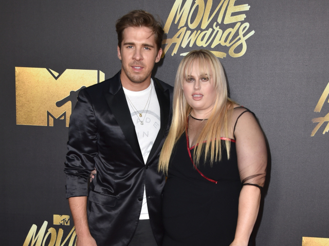 Herecká dvojica Hugh Sheridan (vľavo) a Rebel Wilson prišli spoločne.