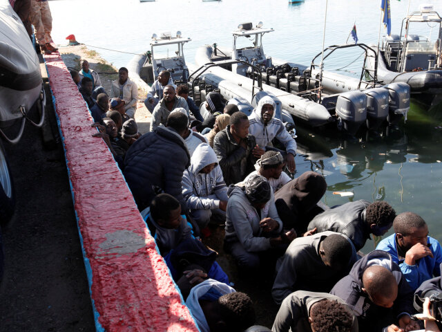Tripolis, Líbya, migranti, utečenci, prístav