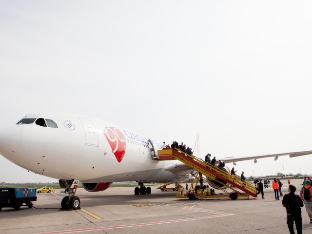 letisko bratislava, lietadlo airbus a330, lietadlo, cestovanie, letecká doprava