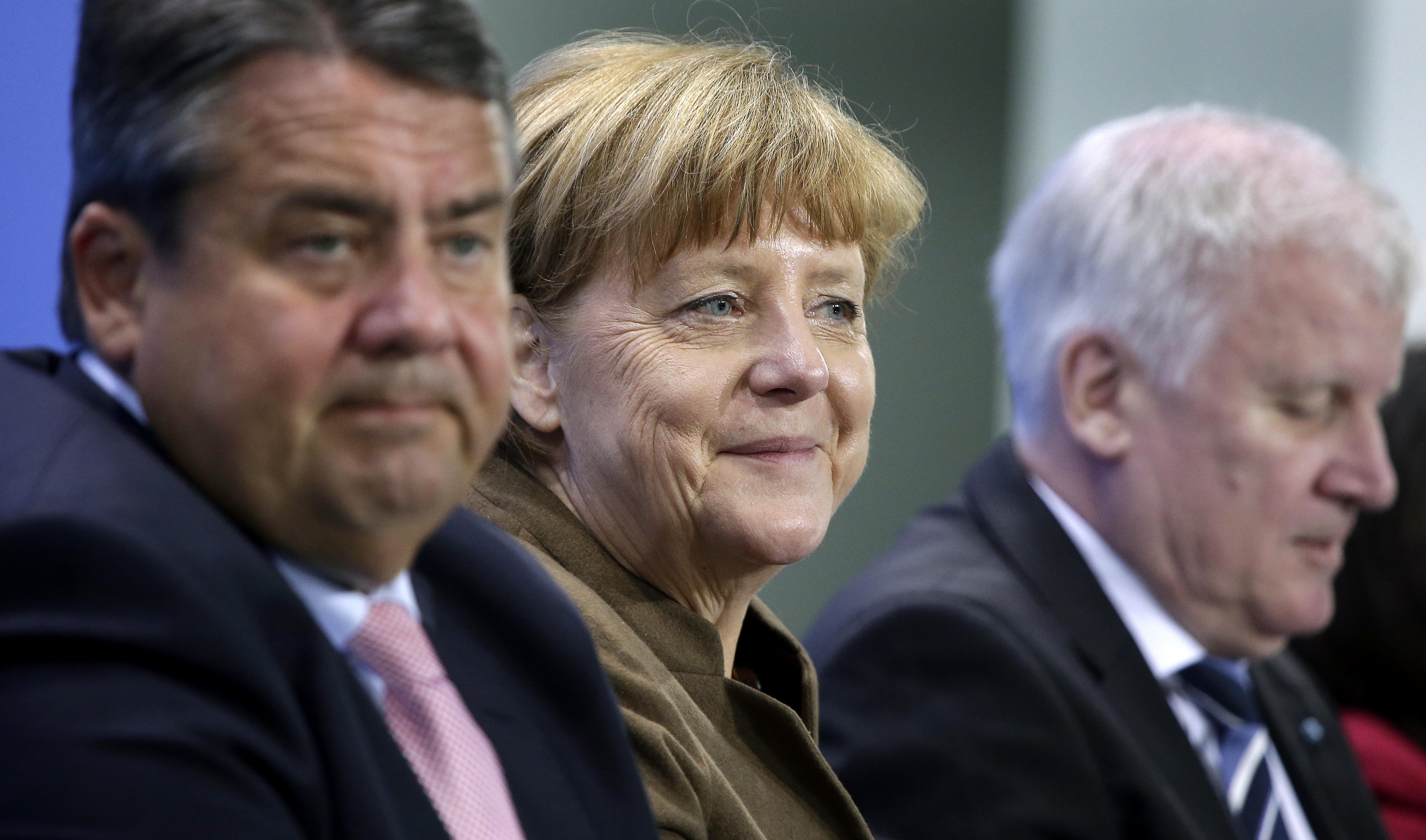 Šéfovia strán nemeckej vládnej koalície zľava Sigmar Gabriel (SPD), Angela Merkelová (CDU) a Horst Seehofer (CSU) sa po dlhých rokovaniach napokon dohodli na návrhu integračného zákona.