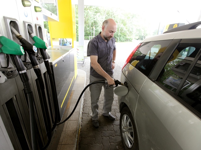 benzín, nafta, benzinka, pumpa, tankovanie, fotene so suhlasom