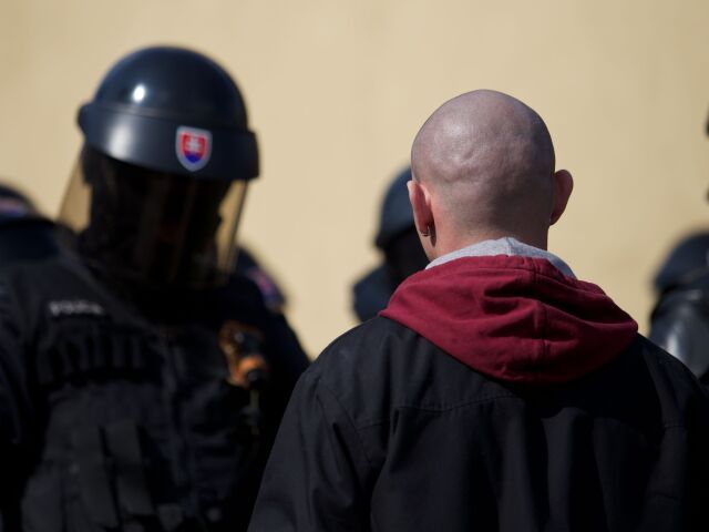 extrémisti, policajti, kukláči, skinhead,