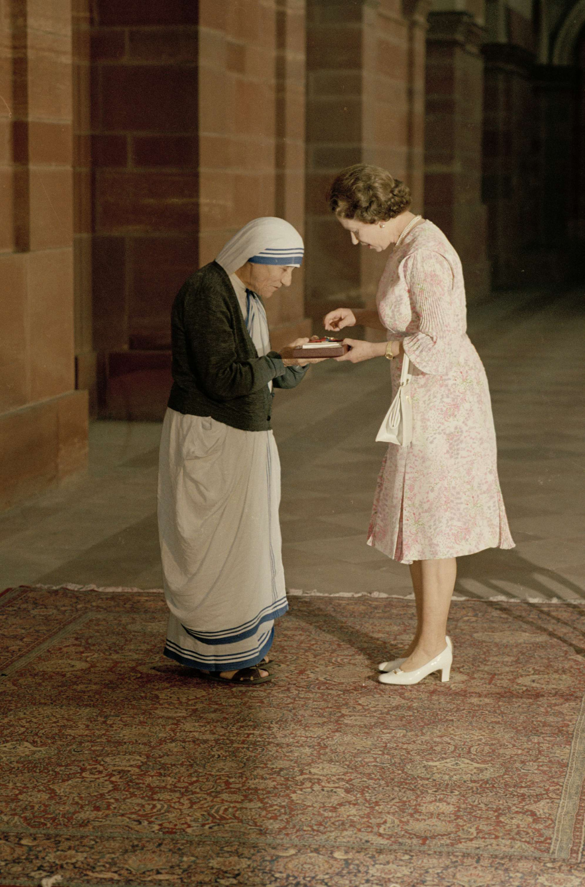 Británia, kráľovná Alžbeta II., matka Tereza, 1983