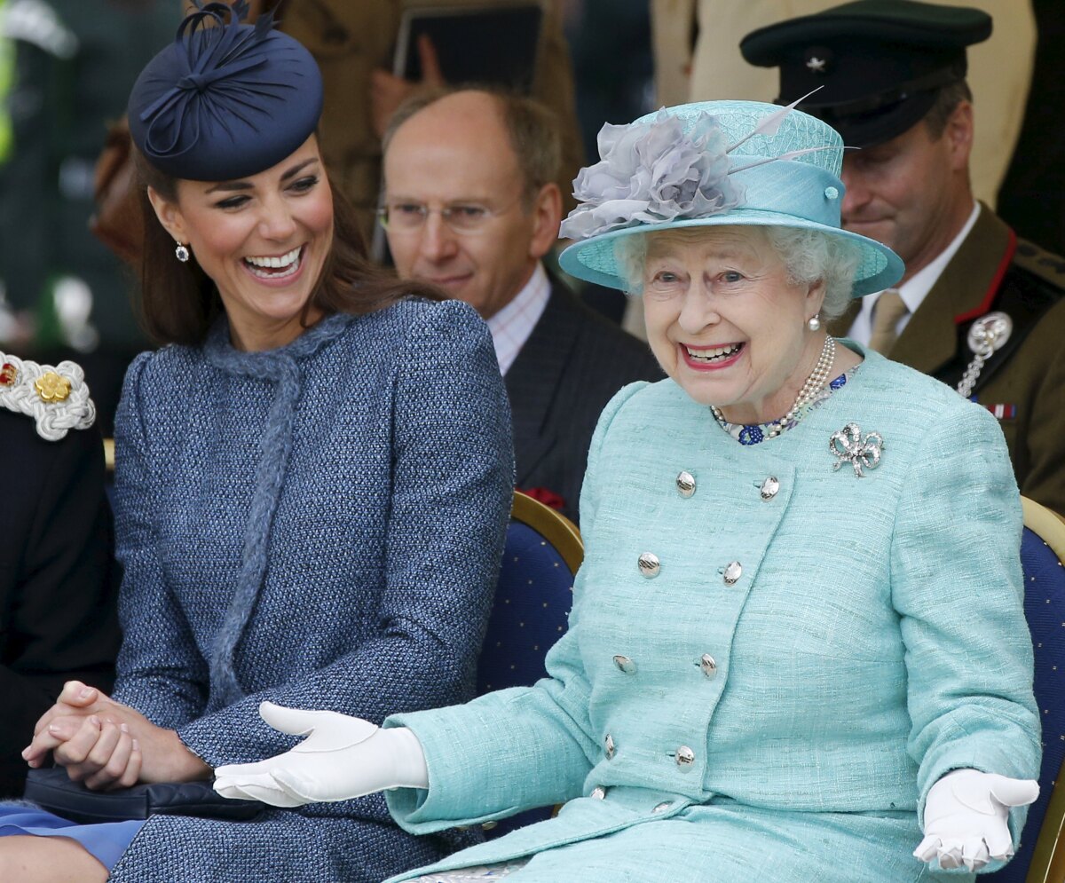 Británia, kráľovná Alžbeta, vojvodkyňa Kate, 2012