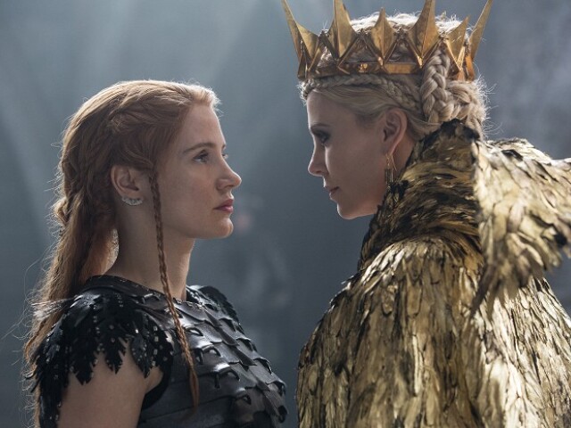 Jessica Chastain a Charlize Theron vo filme Lovec: Zimná vojna.